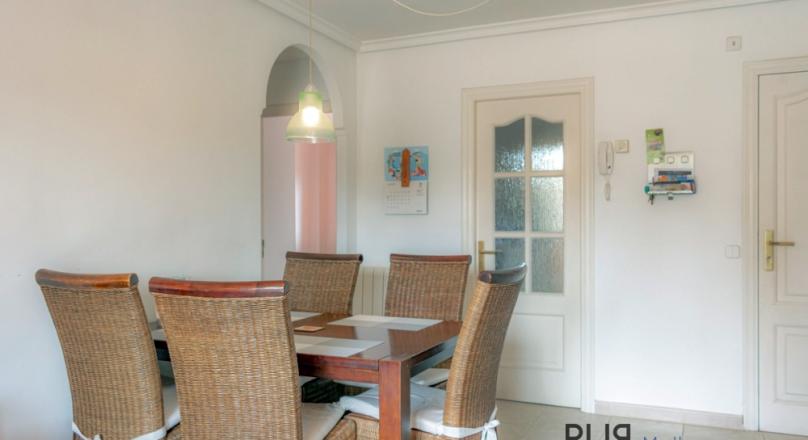 In the far northeast. Apartment with a large roof terrace. Font de Sa Cala.