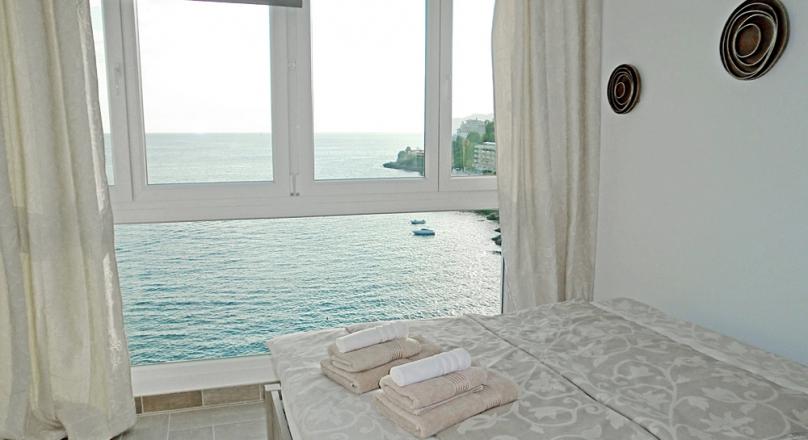 Santa Ponsa. Right on the sea. Pedestrian to the beach.