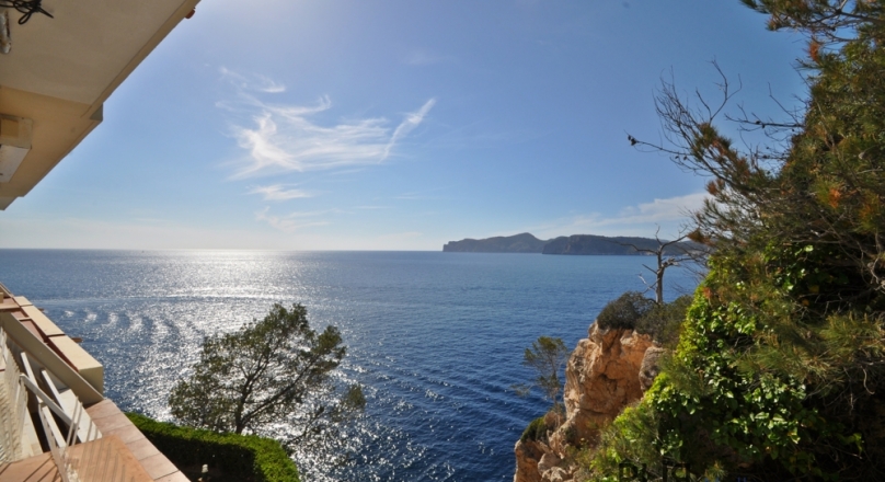 Santa Ponsa. 1st sea line. With a super look. Very well maintained large apartment.