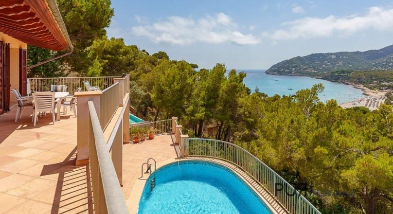 Hillside villa with pool and garage