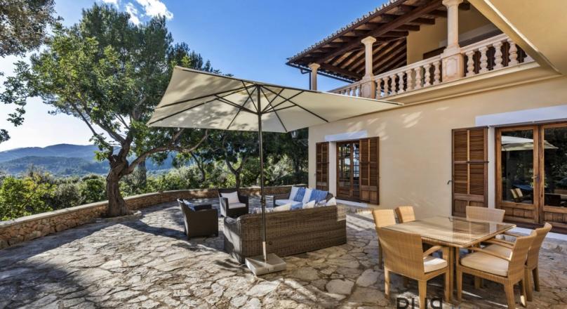 Establiments. View to the bay of Palma. Spacious property with many buildings. Rehabilitated.