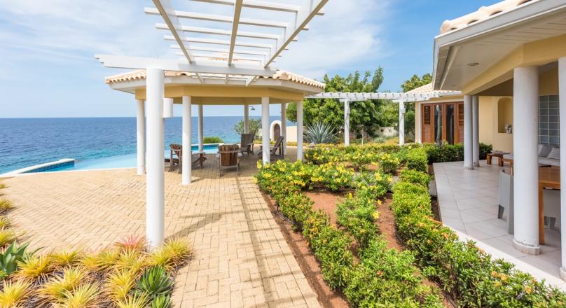 WHOW THIS DOUBLE VILLA IN THE CARIBBEAN EVEN HAS PRIVATE SAND BEACHES WITH SEA ENTRANCE!