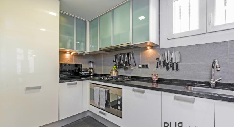 Really generous. Apartment in the middle of Palma's old town. High quality equipment.