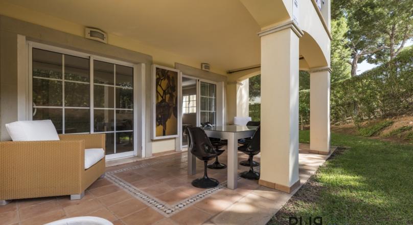 Large garden apartment. In luxurious facility. Contemporary equipment.