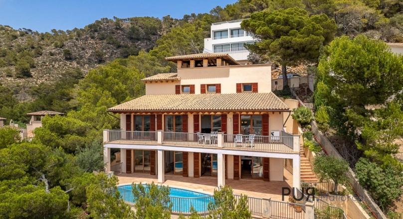 Hillside villa with pool and garage