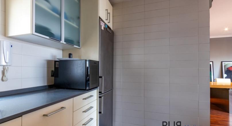 Santa Catalina. 3 floors. Renovated inside. Living in the middle of the hip district. With sea view.