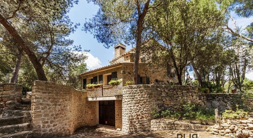 Alcudia. 500 meters from the beach. Villa. Out of stone. Bioclimatized.