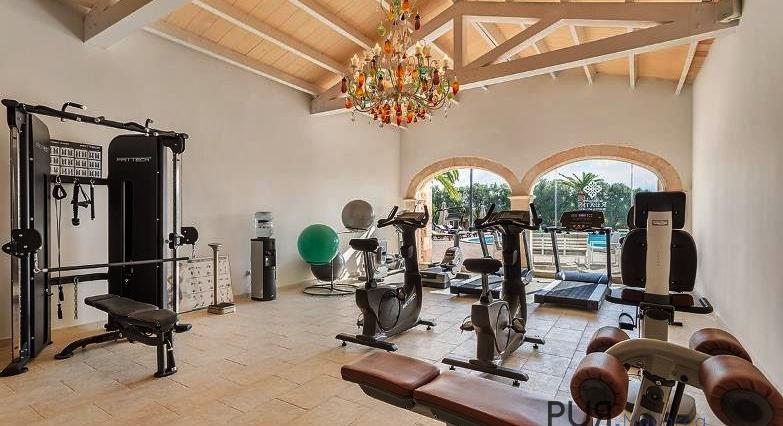 5-star country hotel, 21 rooms / suites, large SPA with indoor pool. 20 minutes to Palma! 