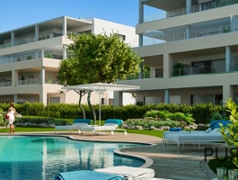 Bright, airy new apartments. You feel the island. Right along the golf course