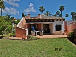 Chalet. At the golf course. On one floor. Calm. Near the beach.