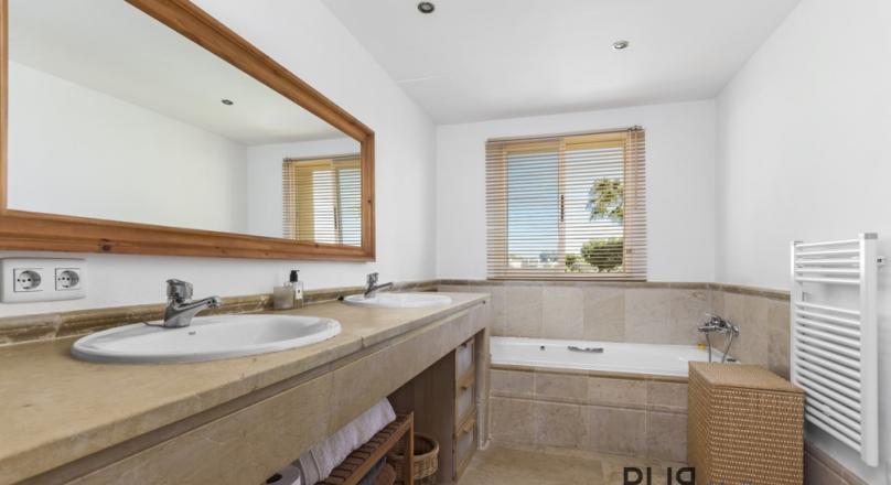 Big apartment. Very well maintained facility. And for dinner on foot to Port Adriano.