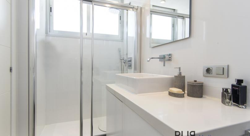 In the center of the Capitale. Spacious penthouse. Rooftop terrace with many options.