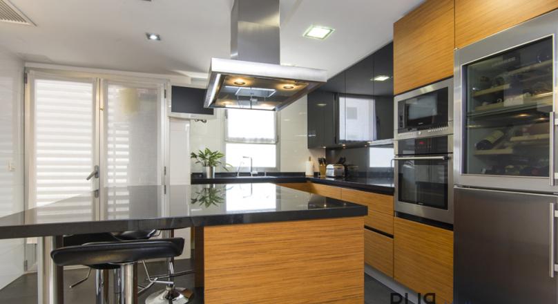 Spacious penthouse in the Capitale. Roof terrace. Parking spot.