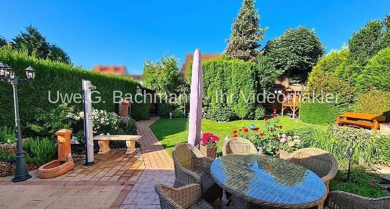 BERLIN-Mahlsdorf-Sur: Architect's house with winter garden