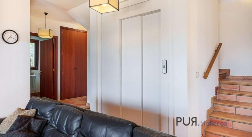 Hillside villa with pool and garage