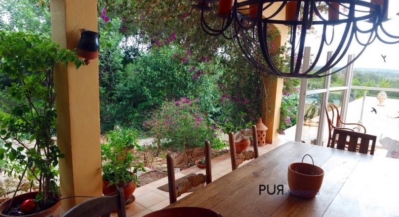 Location. Location. Location. A gem, 15 minutes to the airport (no aircraft noise). A mega-lake view.