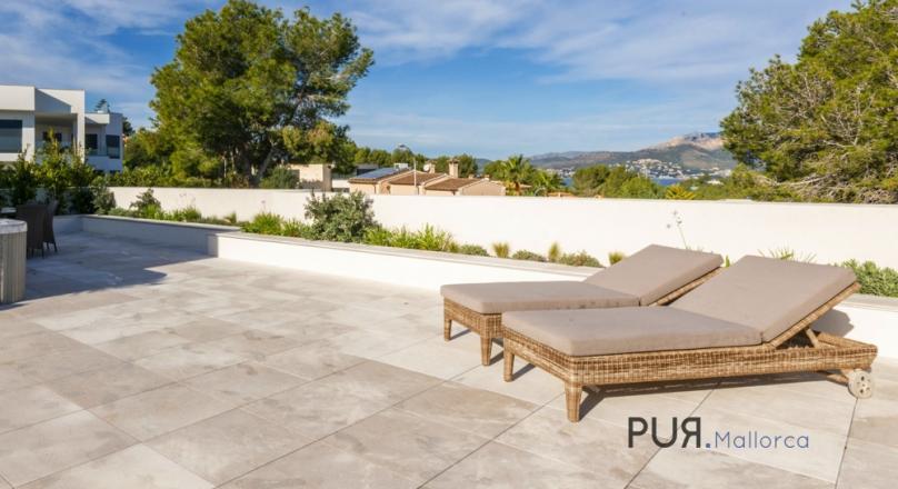 Santa Ponsa. Villa. With a lot of taste. Giant terrace. And ocean views.