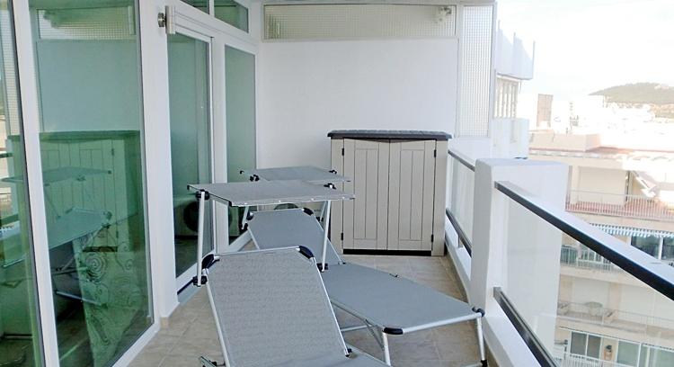 Santa Ponsa. Right on the sea. Pedestrian to the beach.