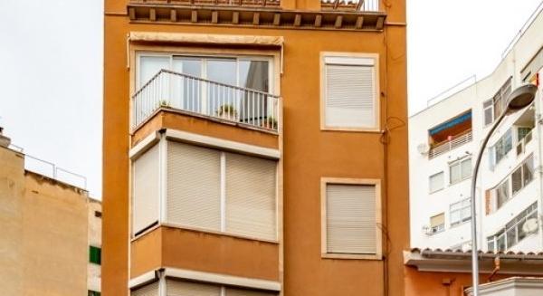 Santa Catalina. 3 floors. Renovated inside. Living in the middle of the hip district. With sea view.