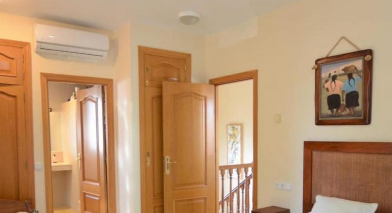 Beautiful detached house with private pool and wine cellar