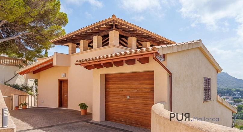 Hillside villa with pool and garage