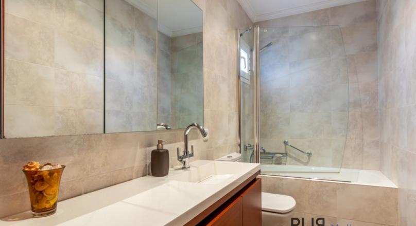 Santa Catalina. 3 floors. Renovated inside. Living in the middle of the hip district. With sea view.