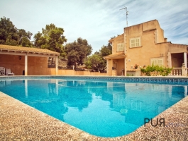Porreres. In the east of the interior. Classic Finca.