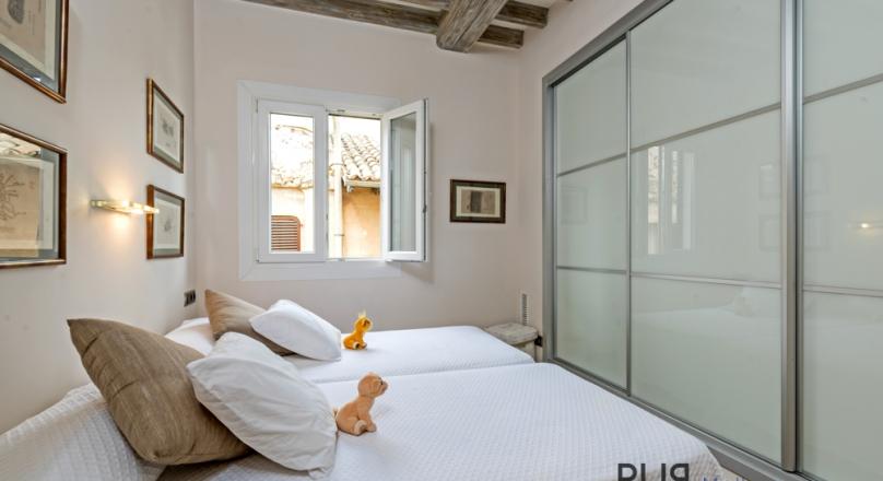 Really generous. Apartment in the middle of Palma's old town. High quality equipment.
