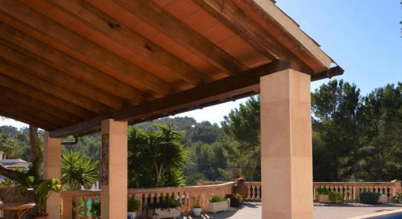 Beautiful detached house with private pool and wine cellar