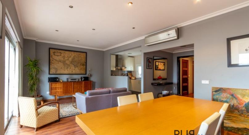 Santa Catalina. 3 floors. Renovated inside. Living in the middle of the hip district. With sea view.