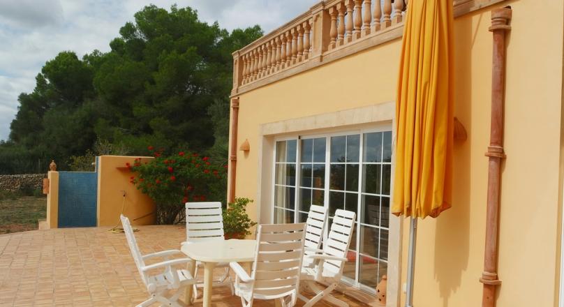 Location. Location. Location. A gem, 15 minutes to the airport (no aircraft noise). A mega-lake view.
