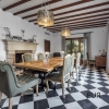 A property. With style. With a lot of style. Near Establiments.
