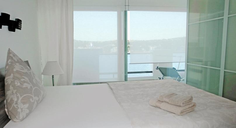 Santa Ponsa. Right on the sea. Pedestrian to the beach.