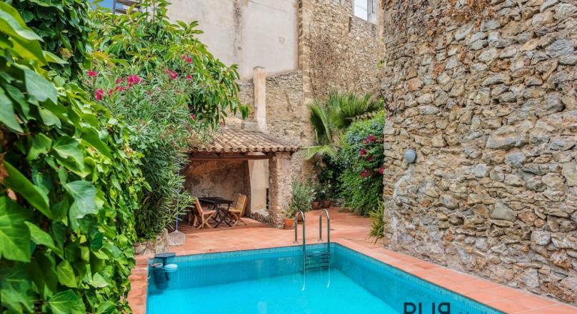 A townhouse. With pool. In Arta. Very mallorquin.