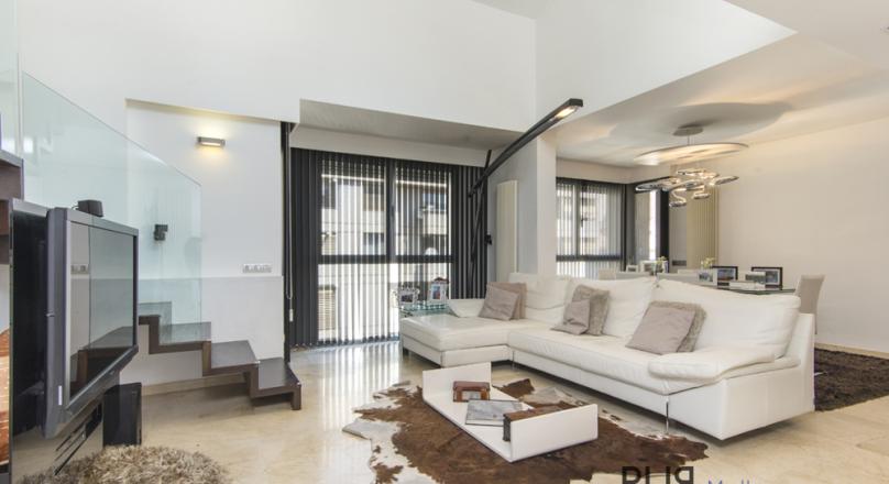 Spacious penthouse in the Capitale. Roof terrace. Parking spot.