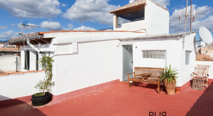 Palma. Old town. Apartment with a large roof terrace. And a look. PUR.
