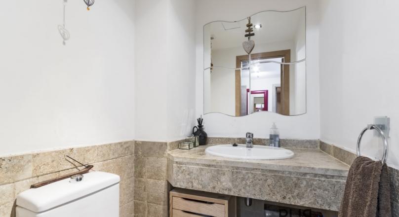 Big apartment. Very well maintained facility. And for dinner on foot to Port Adriano.