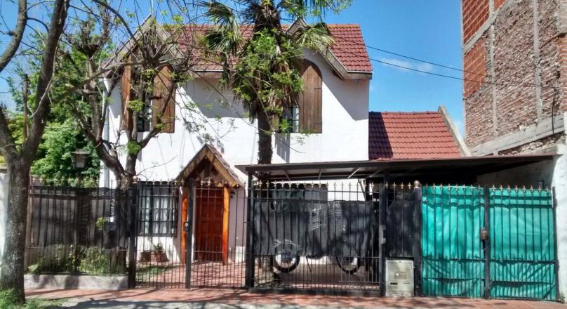 Vendo Casa con pileta a metros de Av. Victorica 