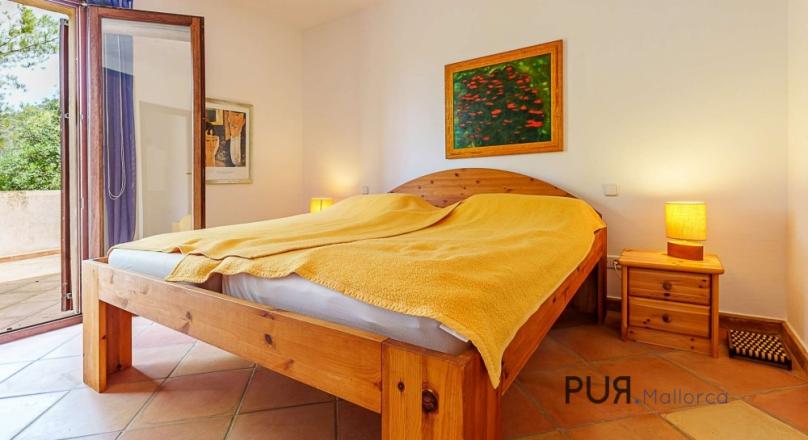 Hillside villa with pool and garage