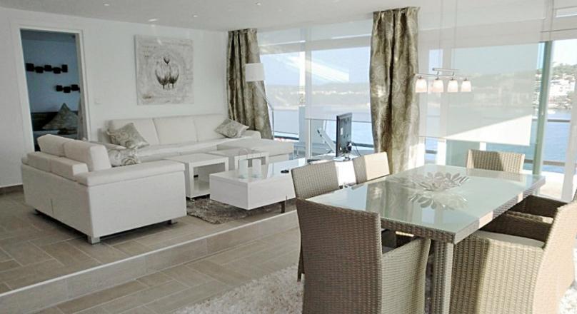 Santa Ponsa. Right on the sea. Pedestrian to the beach.