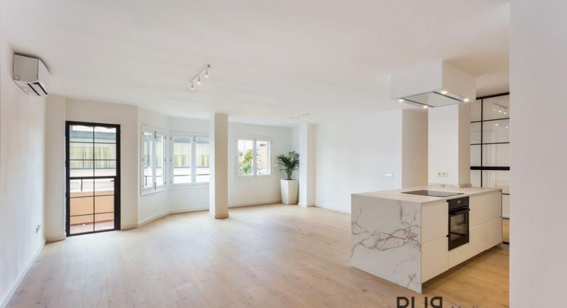 Fancy. Newly renovated. And right in the middle. Not just there. In Santa Catalina.