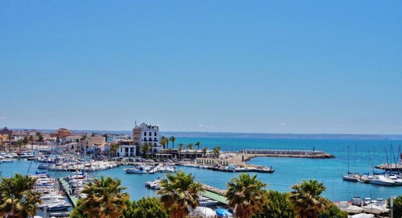 Portixol. Big apartment. Completely renovated. Directly at the sea. Right on the beach.