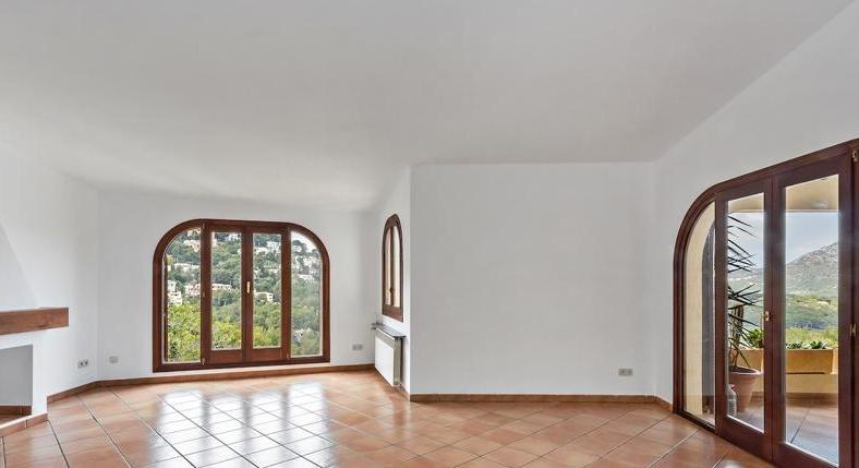 Villa in the northeast. Canyamel. With a lot of space. And small price.