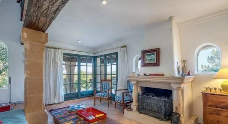 In great demand. Country house with separate guest house. Renovated! And with a lot of eyes.
