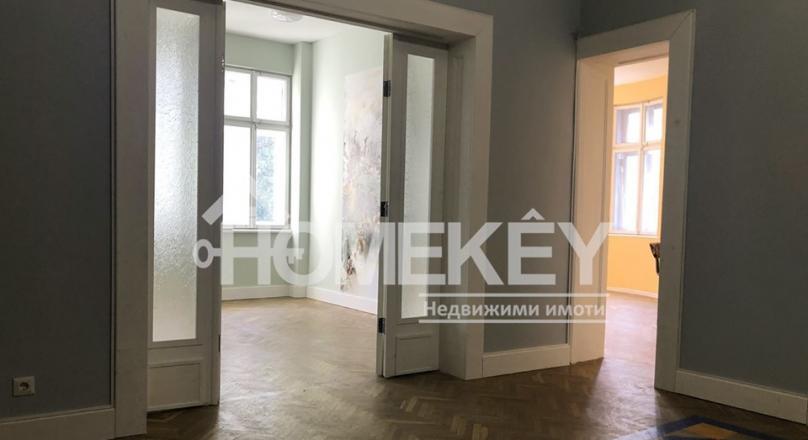 EXCELLENT LOCATION! SPACIOUS ROOMS!