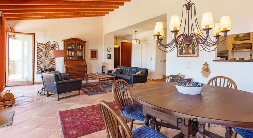 Hillside villa with pool and garage