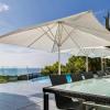 Bendinat. Chic villa. And spoiled for choice. In the evening at the Ritzi. Or rather into the spoon.