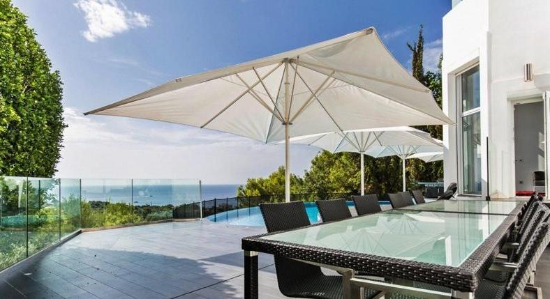 Bendinat. Chic villa. And spoiled for choice. In the evening at the Ritzi. Or rather into the spoon.