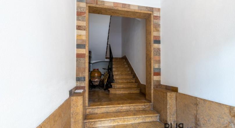 Santa Catalina. 3 floors. Renovated inside. Living in the middle of the hip district. With sea view.