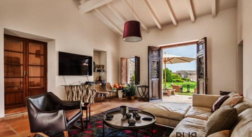 5-star country hotel, 21 rooms / suites, large SPA with indoor pool. 20 minutes to Palma! 